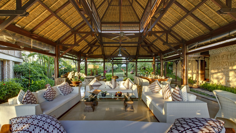 Villa Sungai Tinggi - Living area looking towards entrance